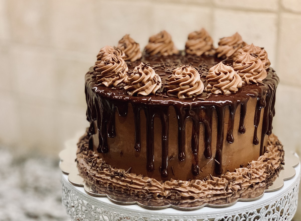 Queque de chocolate decorado a mano